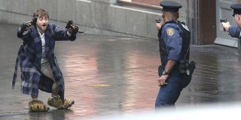 腰间持枪,勇敢者的无畏守护